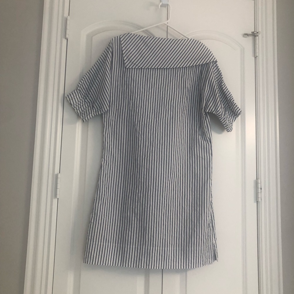 Full collar on one shoulder with smaller on side with zipper.